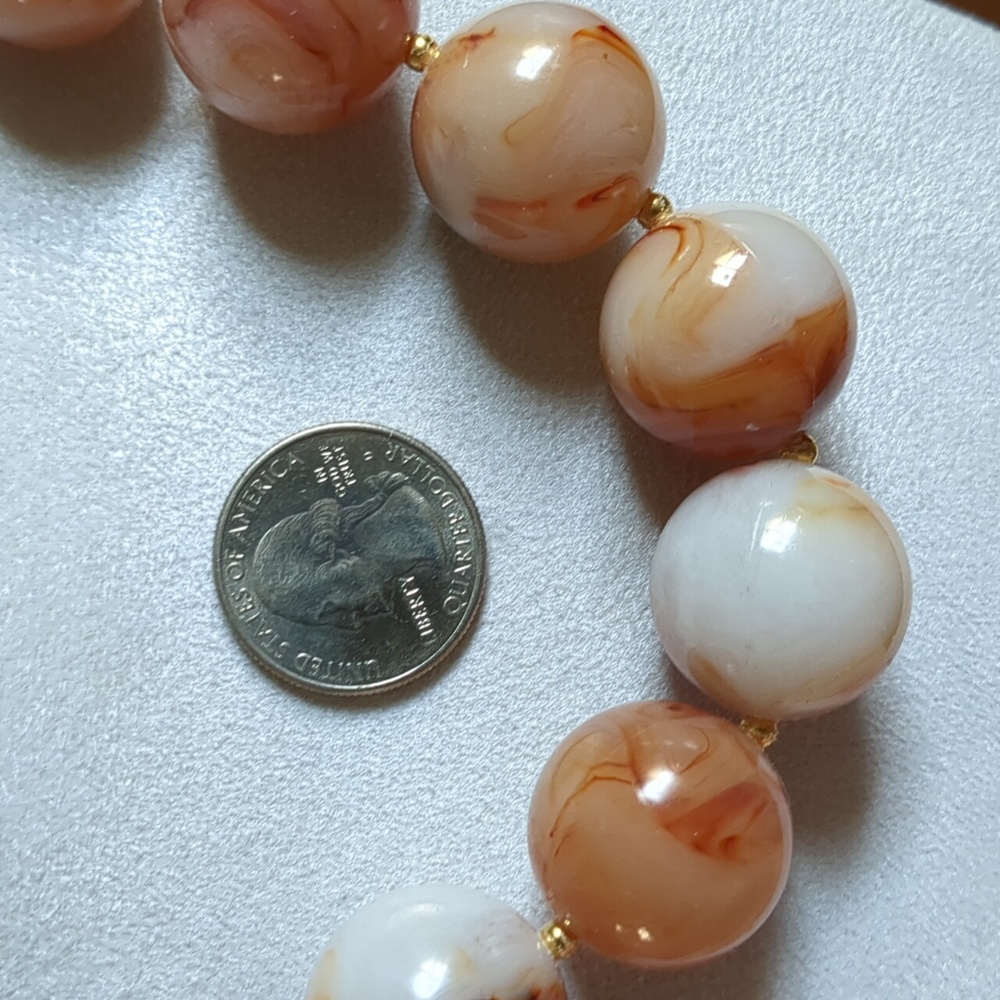 Pink Ombre Beaded Necklace with Gradient Effect - Picture 3 of 4